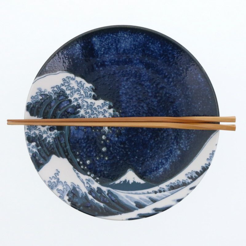 名画がダイナミックな印象を与える和皿