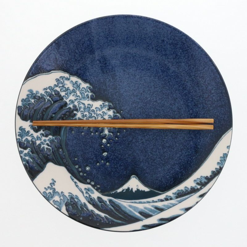名画がダイナミックな印象を与える大皿