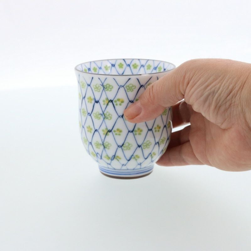 和食器の伝統柄と花柄のおしゃれな湯のみ