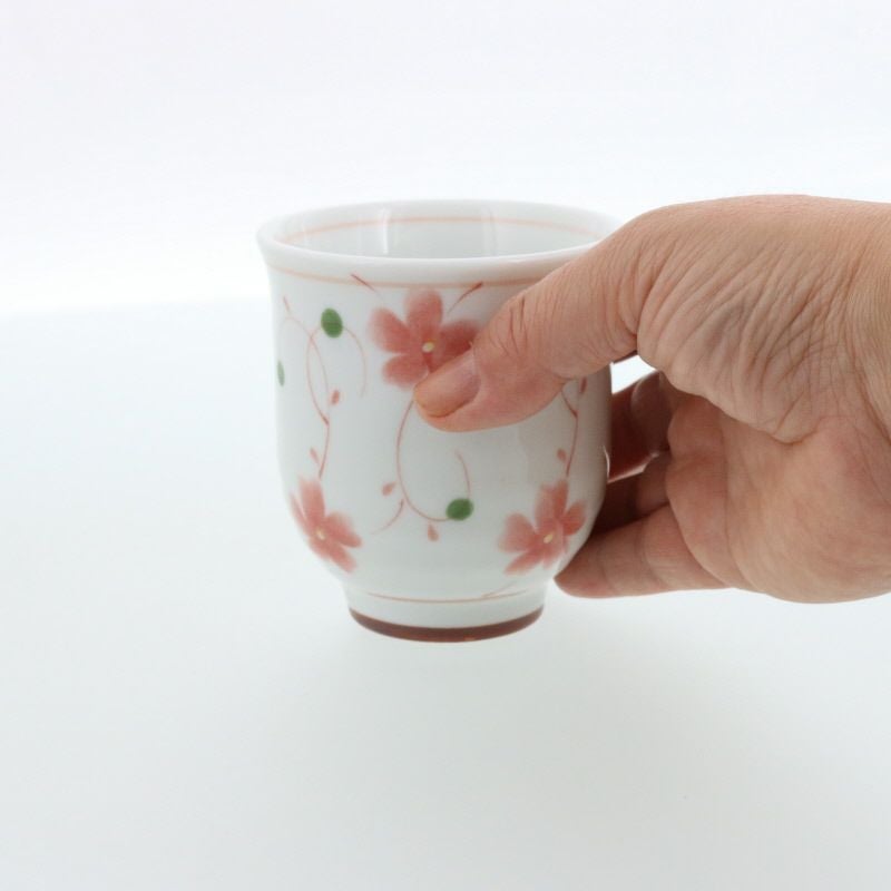 素朴な花柄が印象な湯呑み