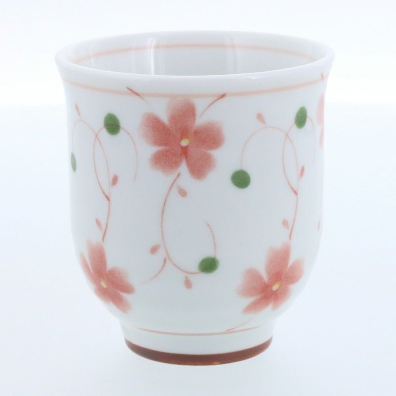 素朴な花柄が印象な湯呑み