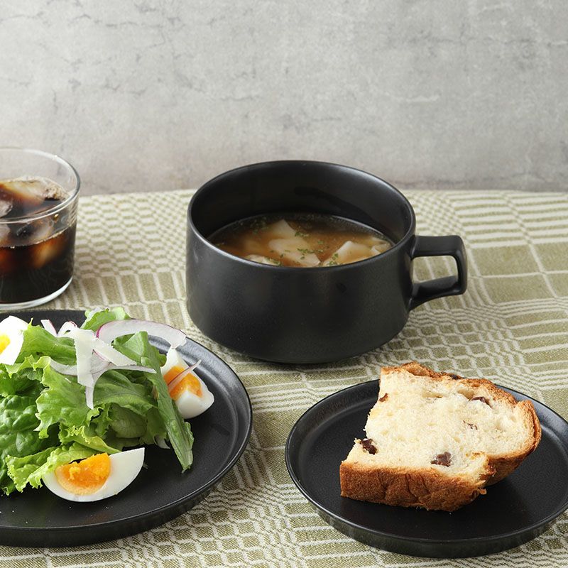 シンプルで洗練されたカフェ空間を演出。