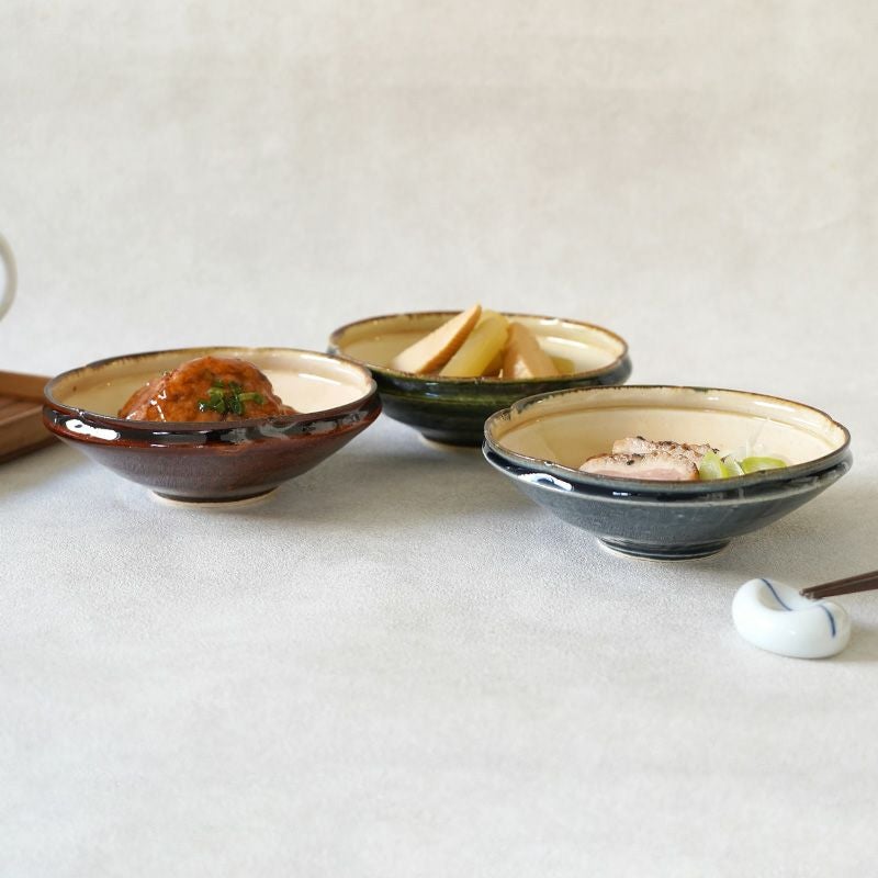 深みのある濃厚なカラーで食卓に落ち着きをもたらしてくれる器