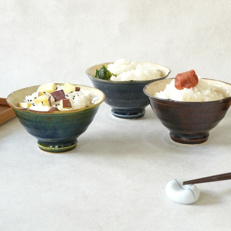 深みのある濃厚なカラーで食卓に落ち着きをもたらしてくれる器