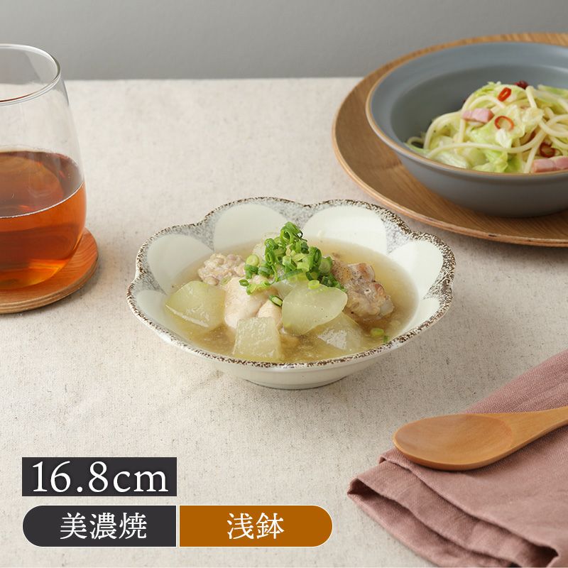 和・洋問わず使える花形の中皿。