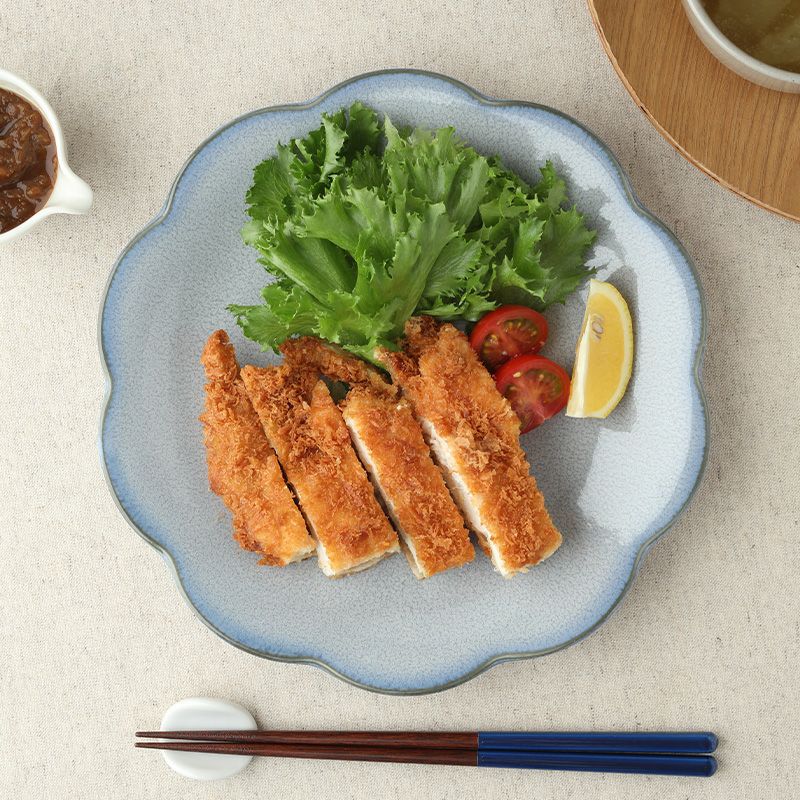 お花の形が華やかに食卓を演出する大皿。