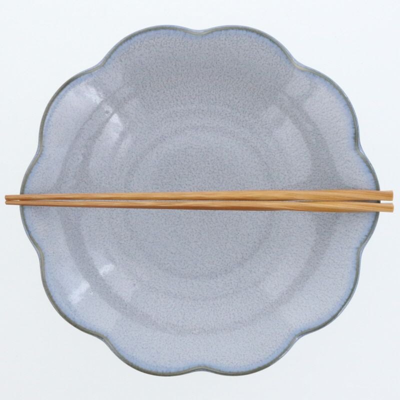 お花の形が華やかに食卓を演出する深皿。
