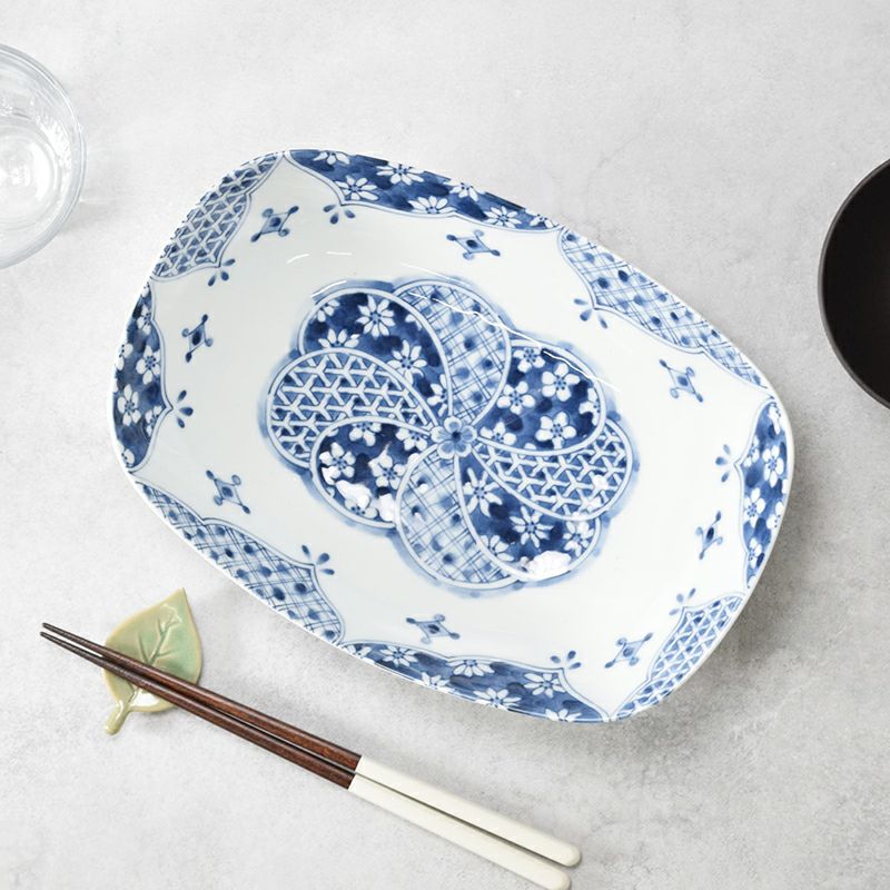 花祥瑞の美しい模様が食卓を華やかにする大きな角皿