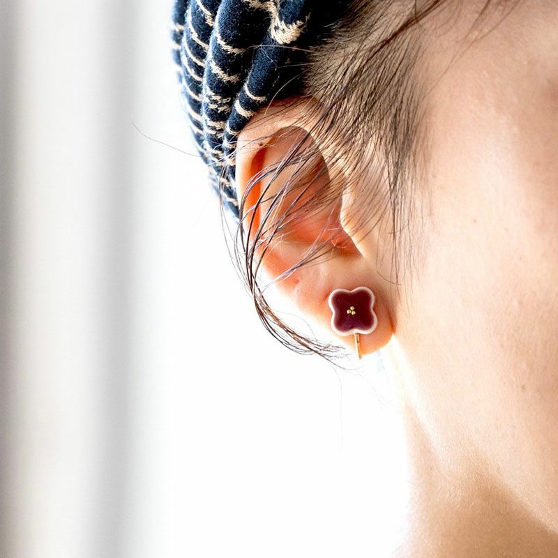 花型のタイルがかわいいレトロカラーのイヤリング・ピアス