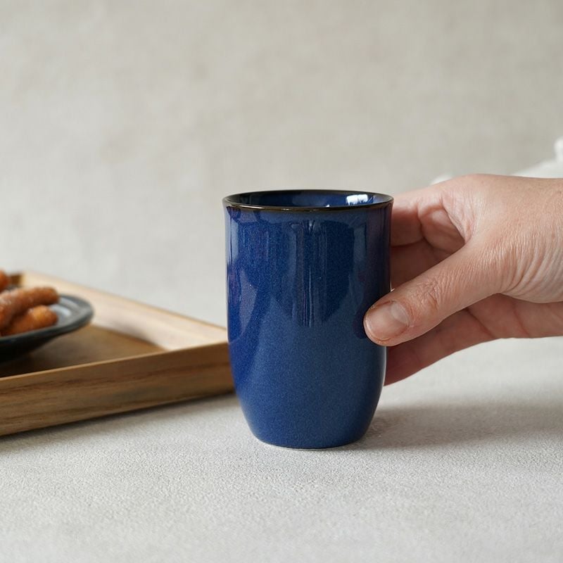 青い竹模様の陶器湯呑み 深みのあるブルーが美しい、趣のある湯呑