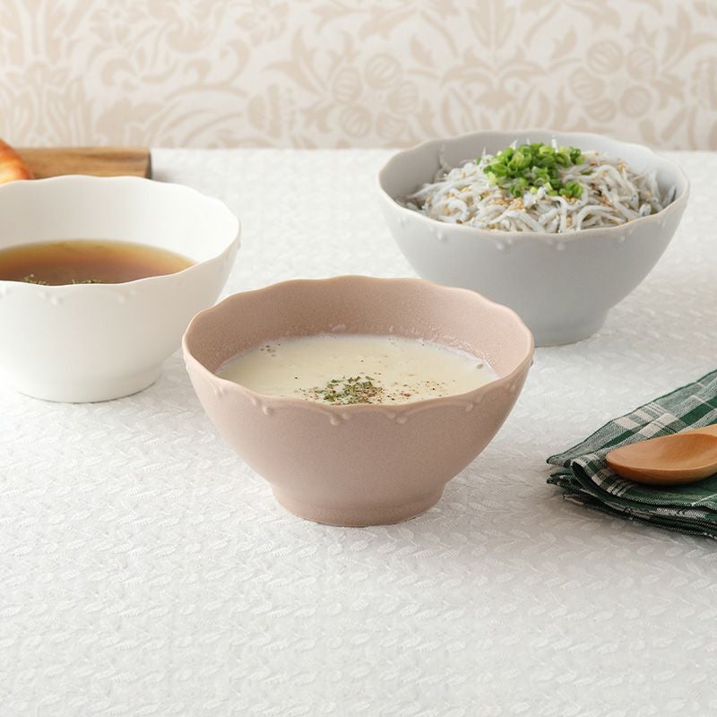 渕にアクセントのあるニュアンスカラーの洋食器