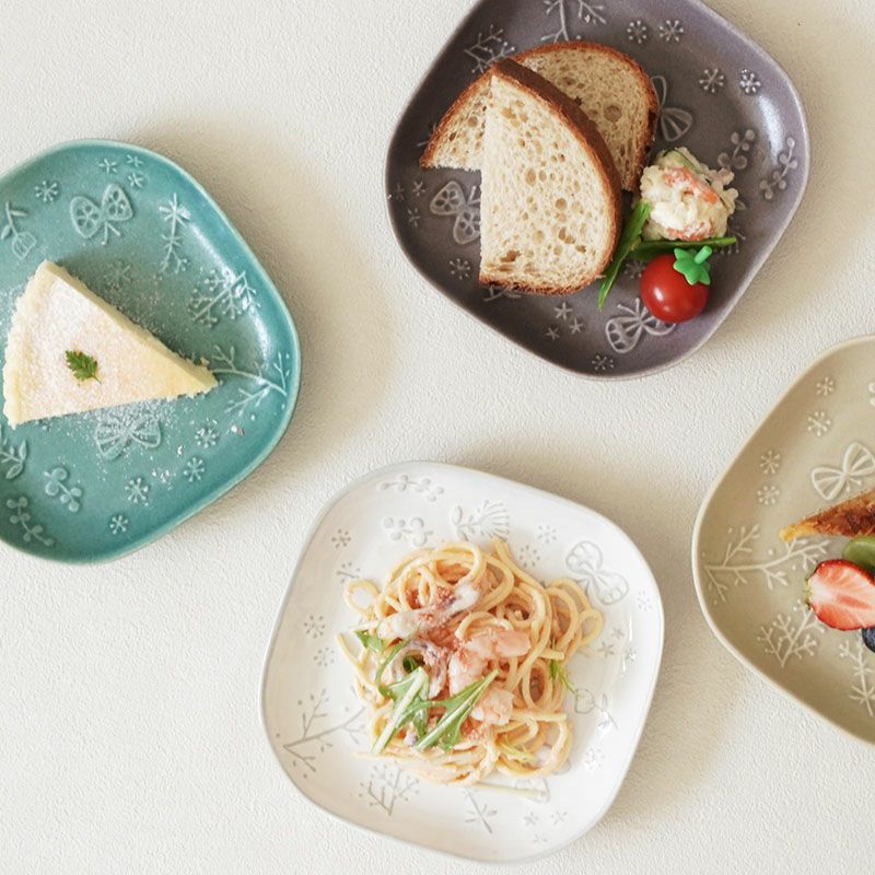 凹凸デザインが魅力的で、前菜やデザートにぴったりなプレート