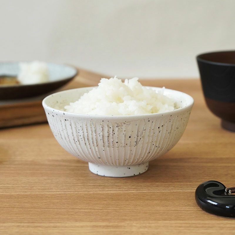 毎日の食卓に馴染むシンプルなお茶碗