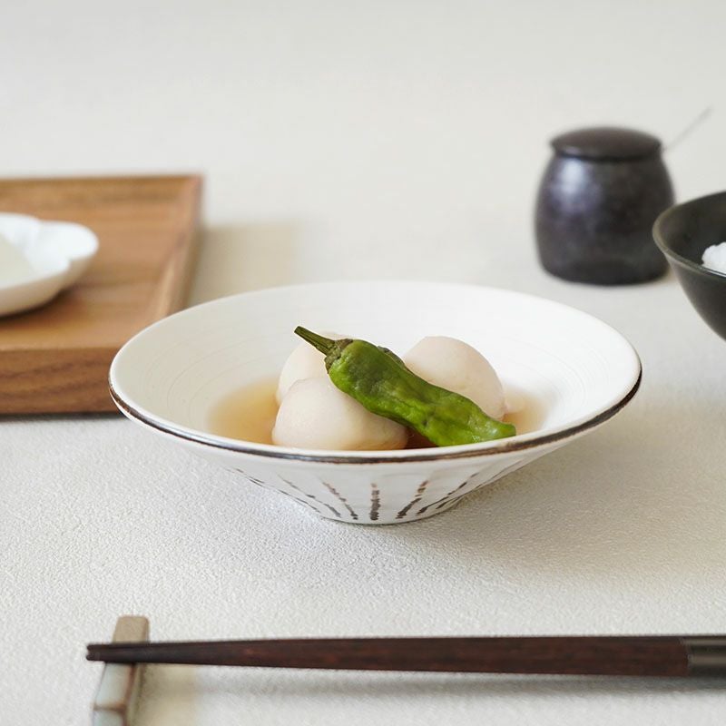 毎日の食卓に馴染むシンプルな浅鉢