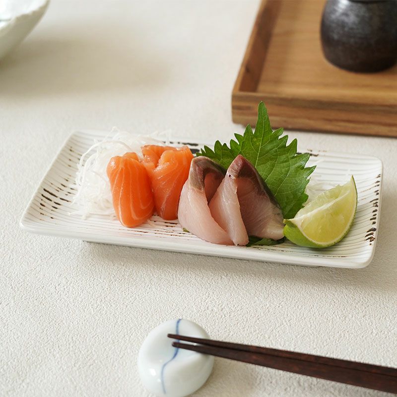 毎日の食卓に馴染むシンプルな長皿