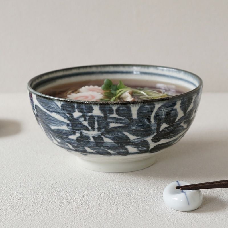 藍色の唐草模様が目を惹くどんぶり