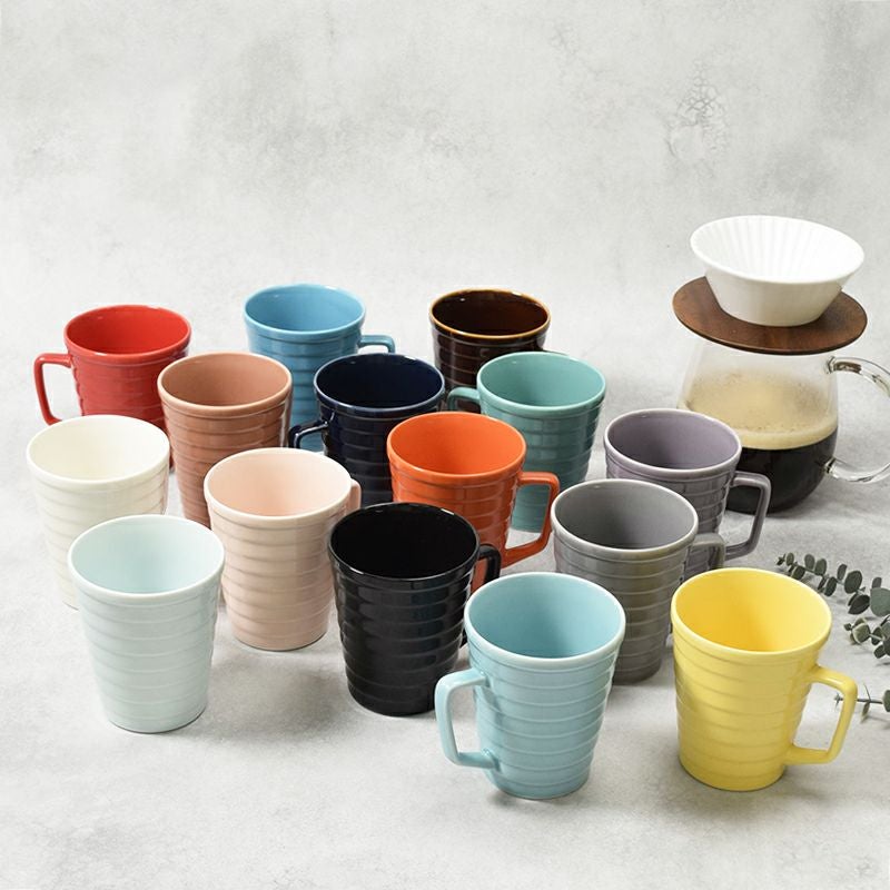 お気に入りのカラーがきっと見つかる、全15色展開のマグカップ。