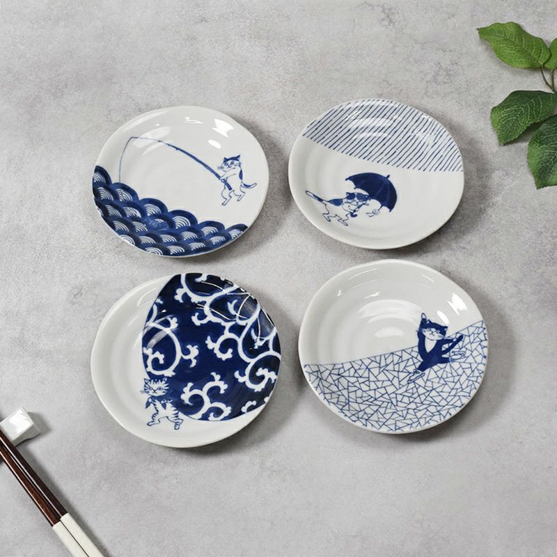 食卓のアクセントになる、白と青のコントラストが美しい蓋皿8点セット
