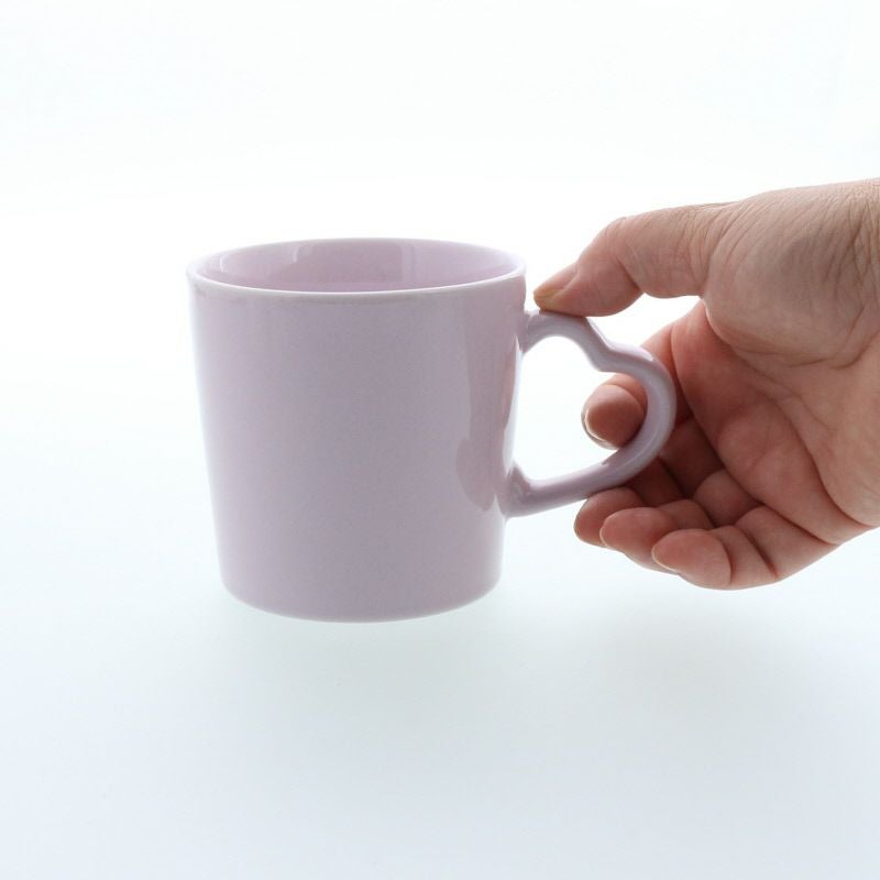 ハートの持ち手が愛らしいマグカップ。