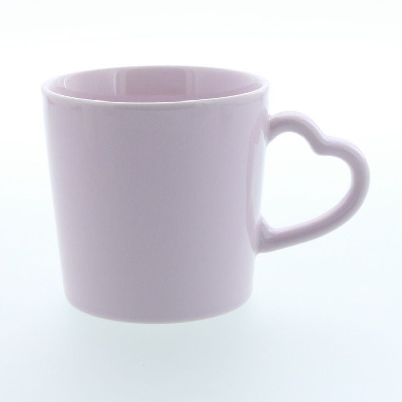 ハートの持ち手が愛らしいマグカップ。