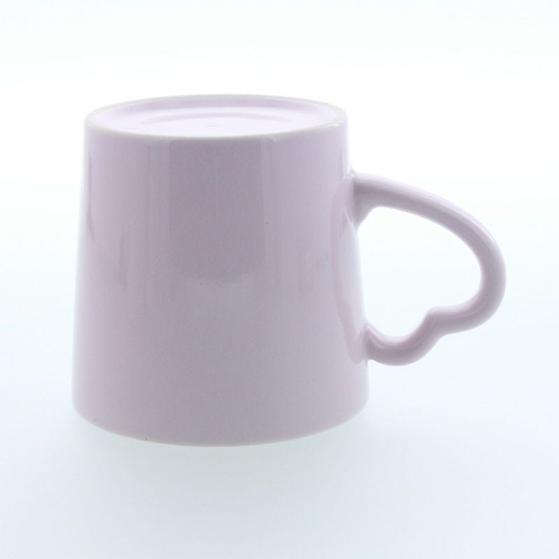 ハートの持ち手が愛らしいマグカップ。