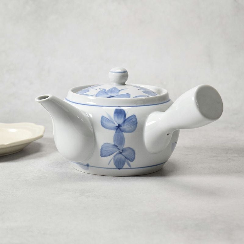上品な青の花が、食卓をやさしく彩る急須。
