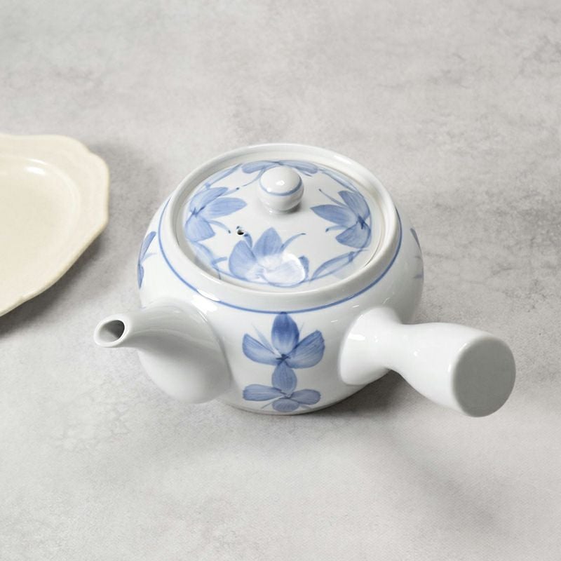 上品な青の花が、食卓をやさしく彩る急須。