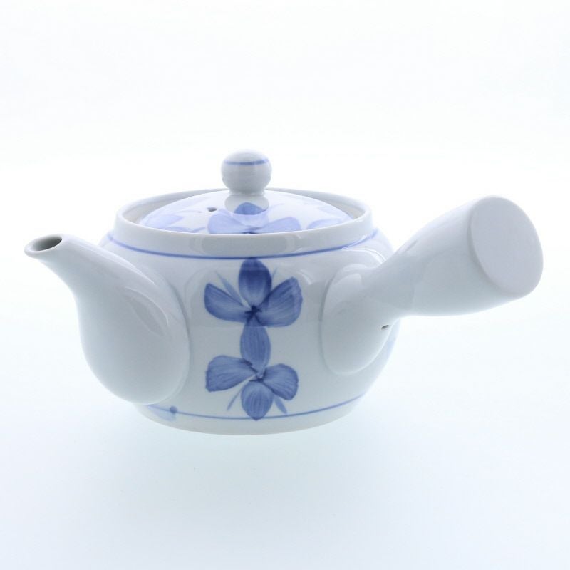 上品な青の花が、食卓をやさしく彩る急須。