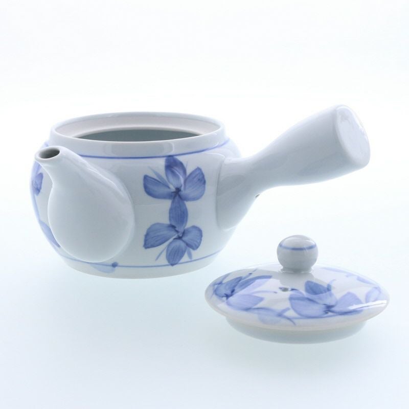 上品な青の花が、食卓をやさしく彩る急須。