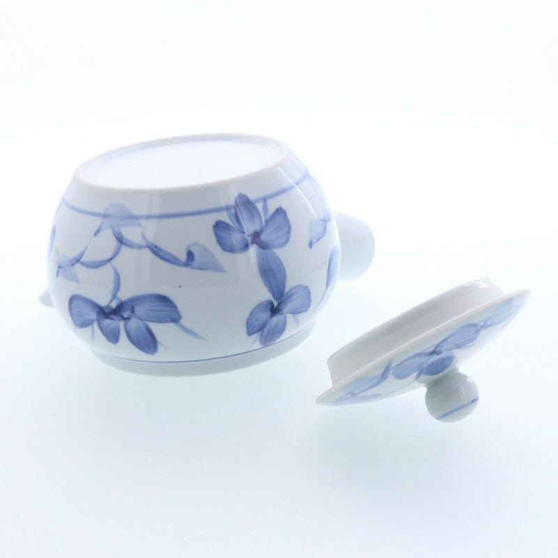 上品な青の花が、食卓をやさしく彩る急須。