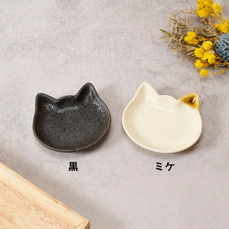 愛らしいフォルムで食卓に癒しを添える猫型プレート