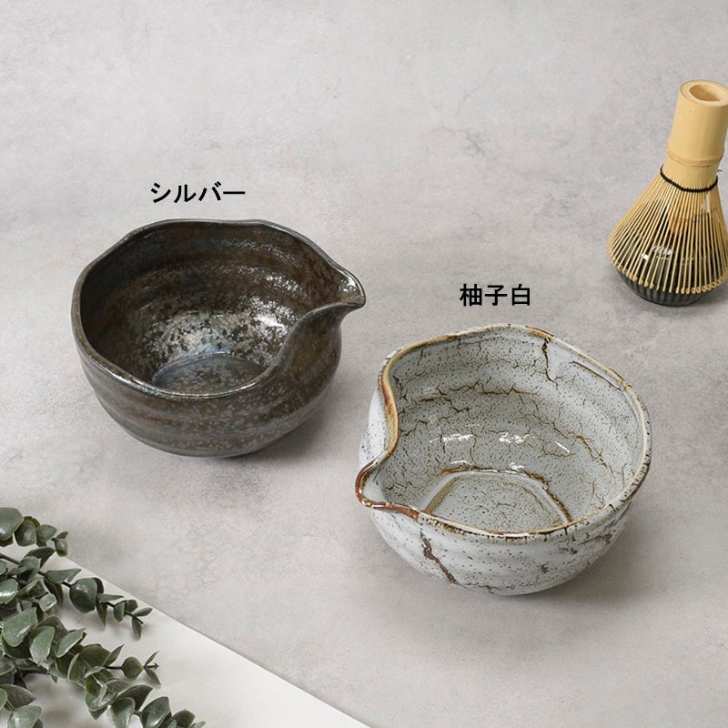 片口形状が使いやすいモダンな深型抹茶碗