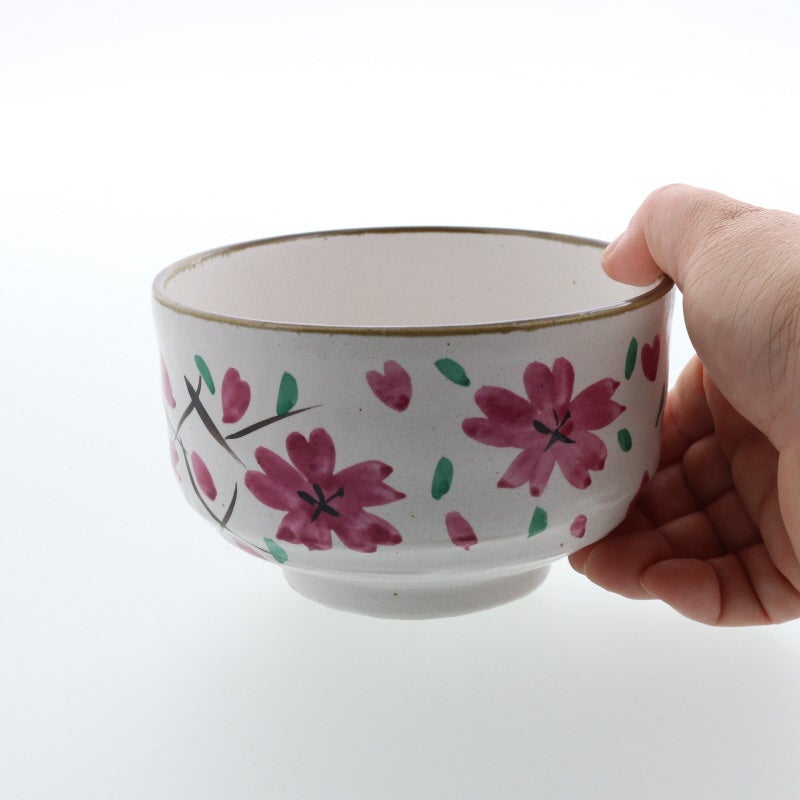 手描きの花絵が映えるやわらかな粉引の抹茶碗