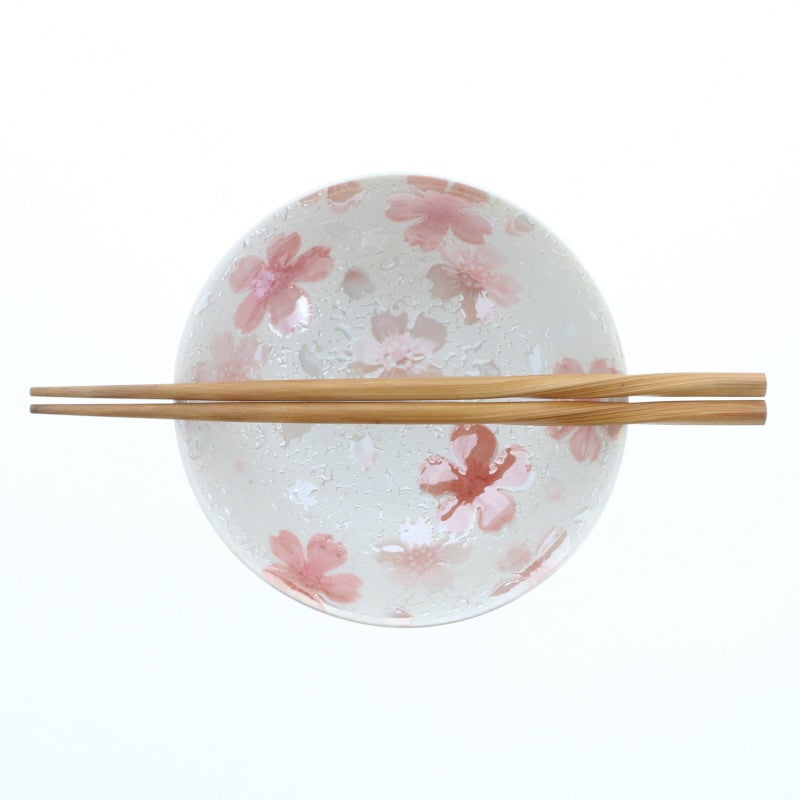 華やかさを添える桜柄の小鉢。