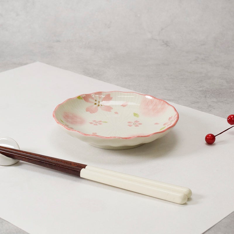 華やかさを添える桜柄の小皿。