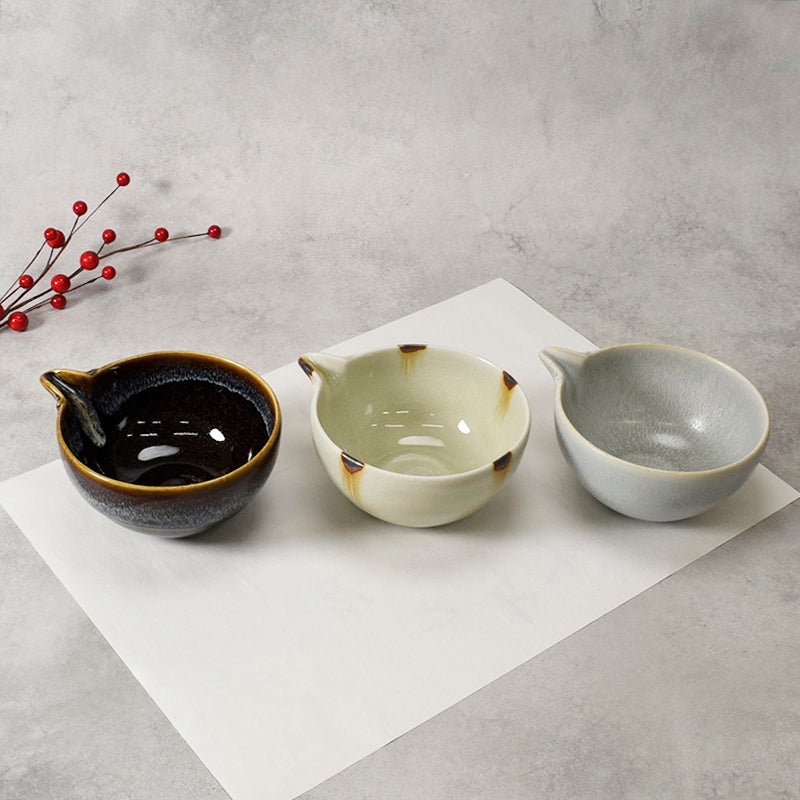 片口茶碗 深型の形状で使いやすいモダンな片口抹茶碗。