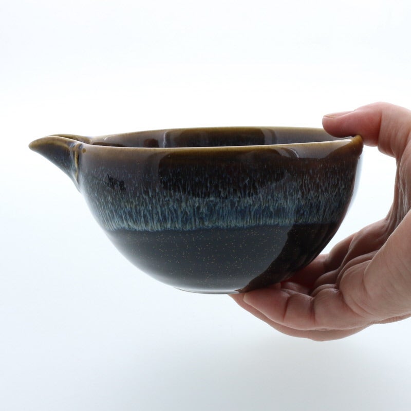深型の形状で使いやすいモダンな片口抹茶碗。