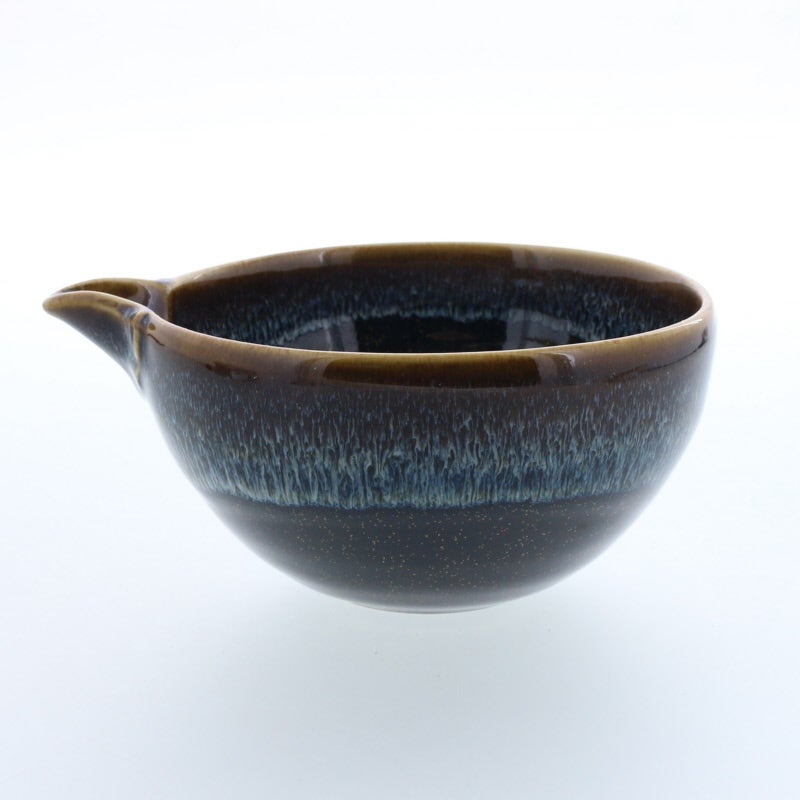 深型の形状で使いやすいモダンな片口抹茶碗。