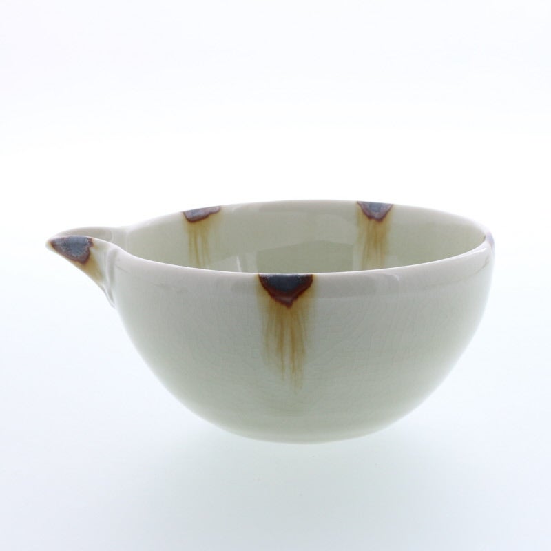 深型の形状で使いやすいモダンな片口抹茶碗。