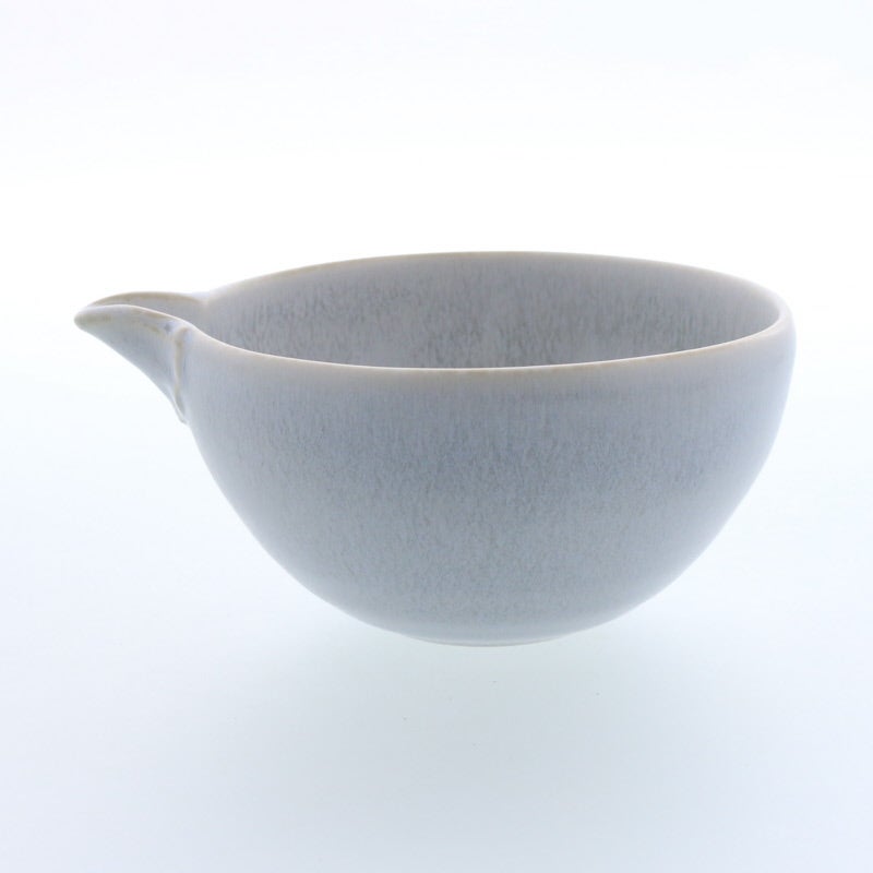 深型の形状で使いやすいモダンな片口抹茶碗。