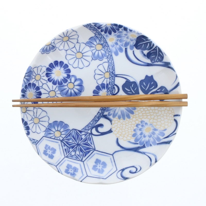 食卓に和の華やぎを。粋な菊型中皿