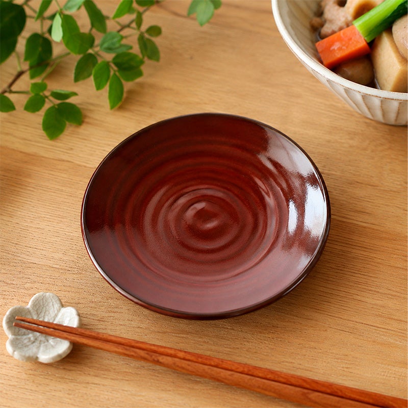 お茶の時間を上品に演出する、気品あふれる刷毛目の銘々皿