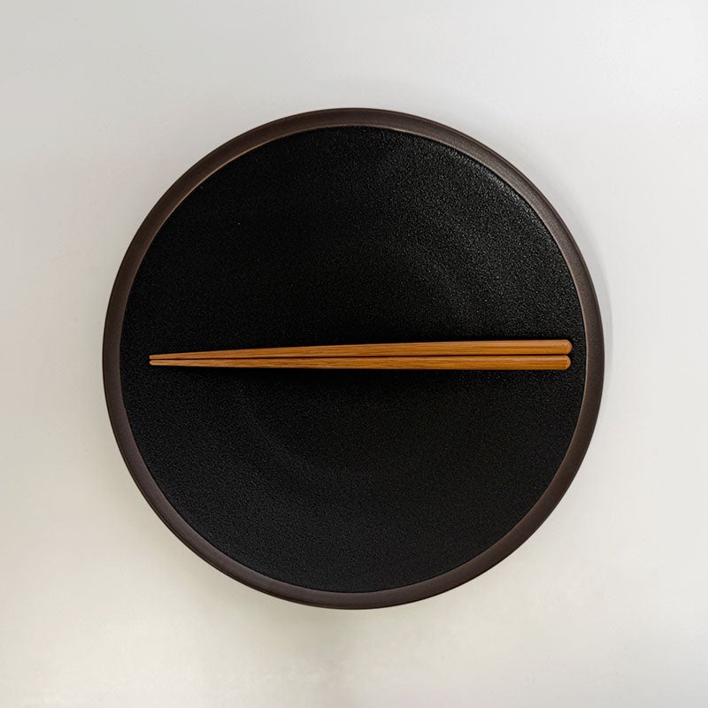 上品な深い黒の大皿。