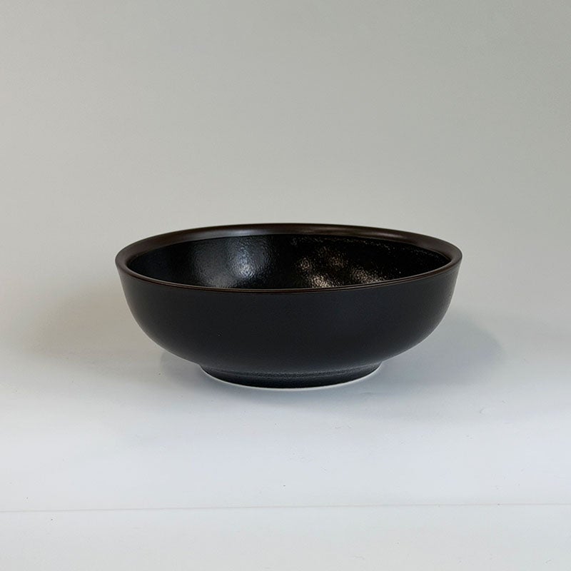 上品な深い黒の中鉢。